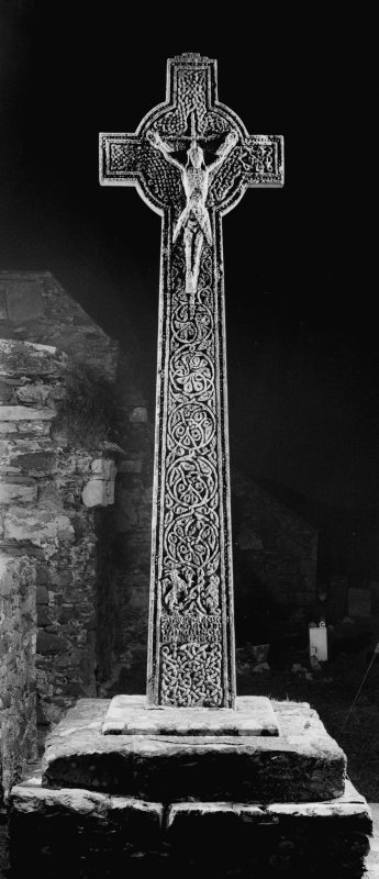 Picture of High Cross at Oransay Priory.